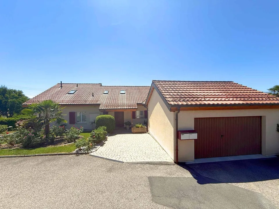 Family villa with pool and open view near Lausanne