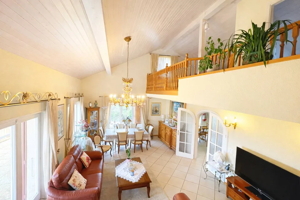 Family villa with pool and open view near Lausanne
