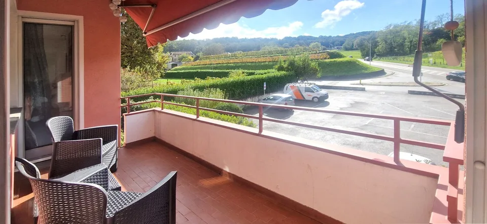 Modern spacious 4.5-room apartment with covered terrace and balcony, renovated.