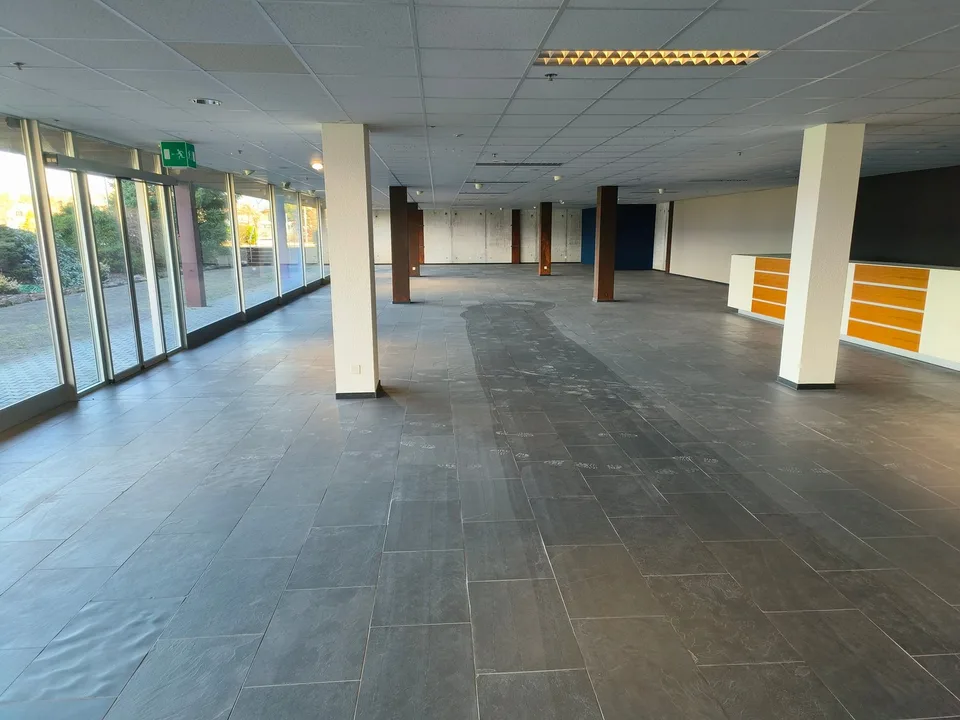10'200 m² vielseitige Lager-/Ladenfläche in 2557 Studen/BE - Top Preise