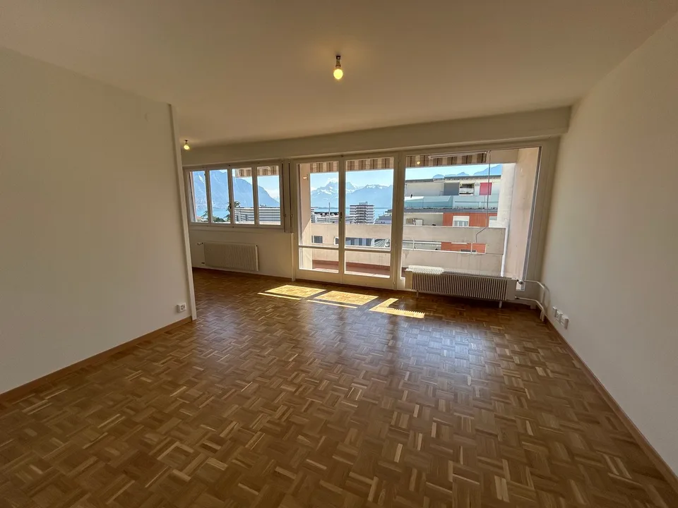 Appartement rénové de 3.5 pièces avec vue sur le lac, 6ème étage, env. 60 m2