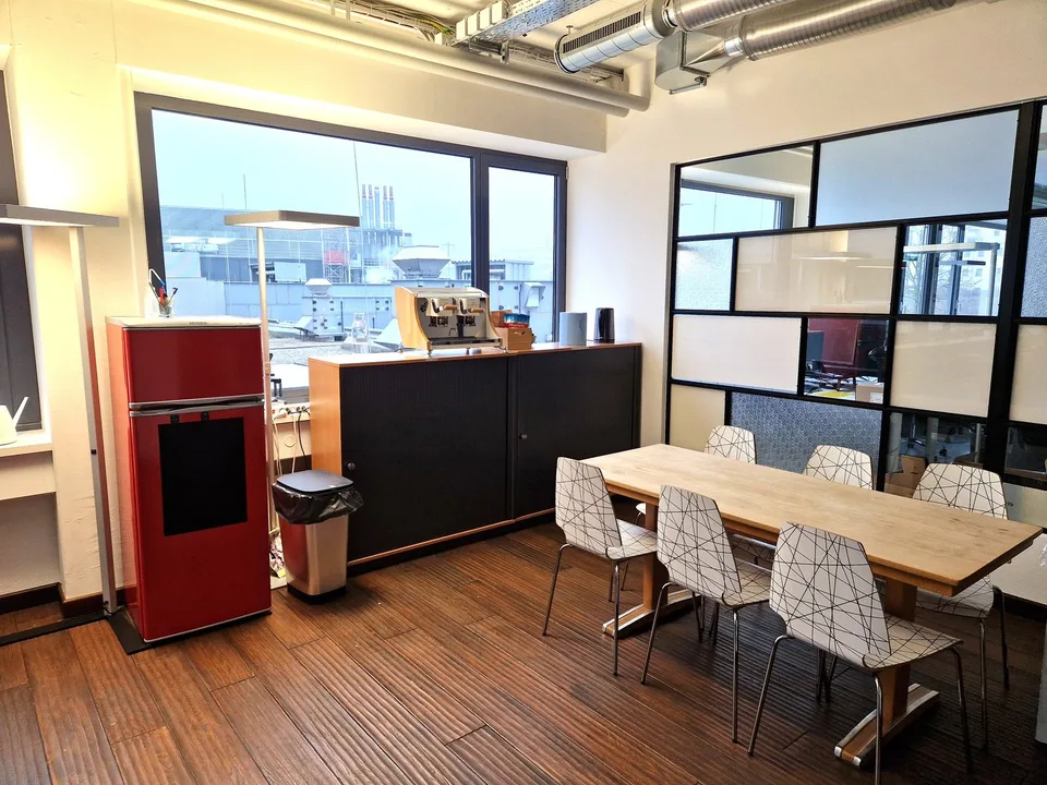 Espaces de bureau/commerciaux climatisés dans un immeuble commercial attractif