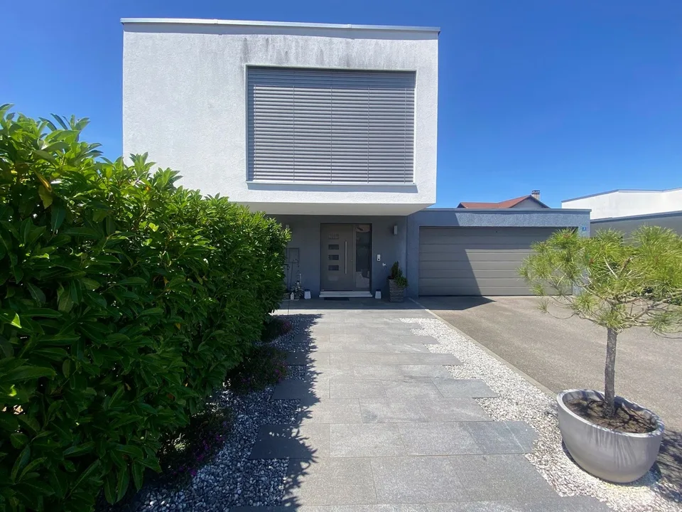 Prächtiges Architektenhaus mit Pool und Doppelgarage