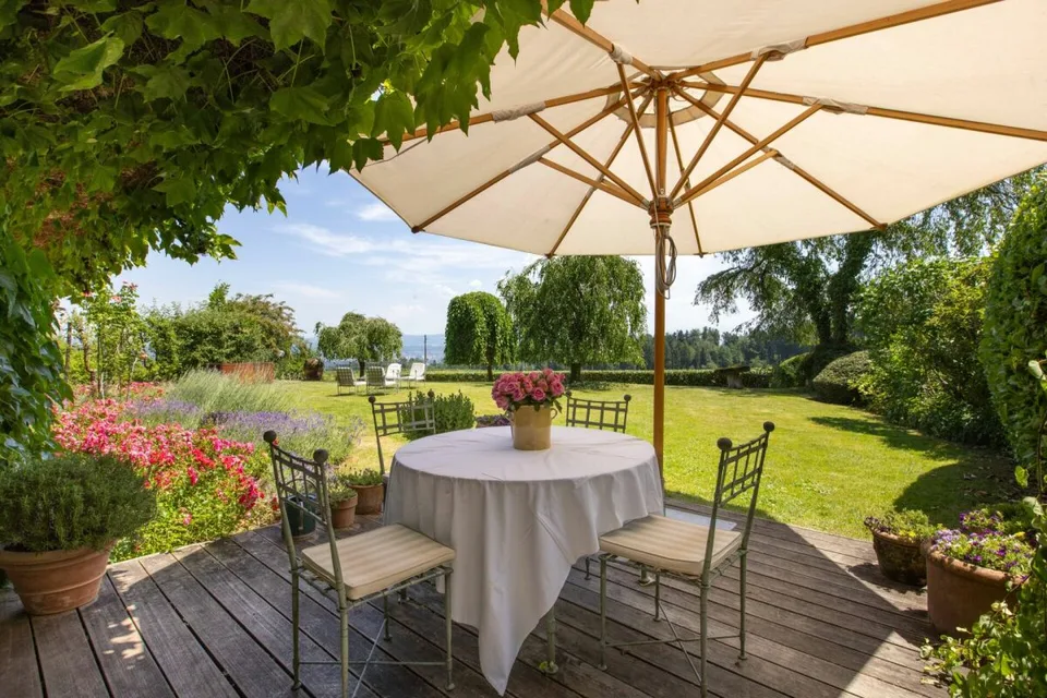 Freistehendes Einfamilienhaus mit See- und Fernsicht auf exklusiver Baulandparzelle