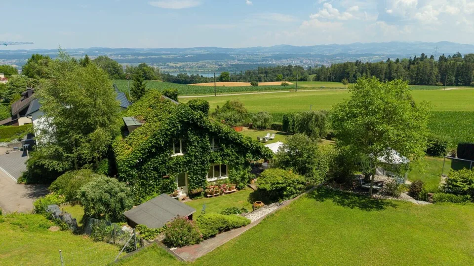 Freistehendes Einfamilienhaus mit See- und Fernsicht auf exklusiver Baulandparzelle