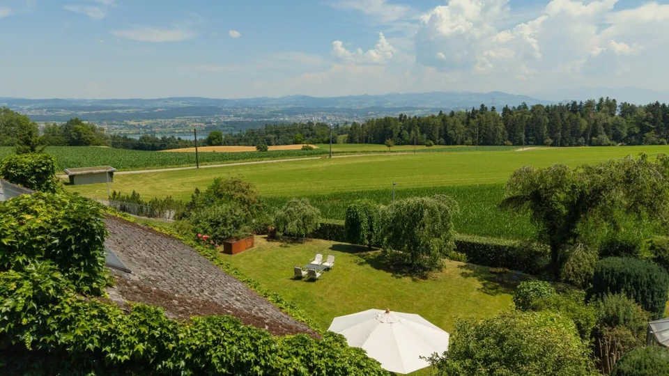 Freistehendes Einfamilienhaus mit See- und Fernsicht auf exklusiver Baulandparzelle
