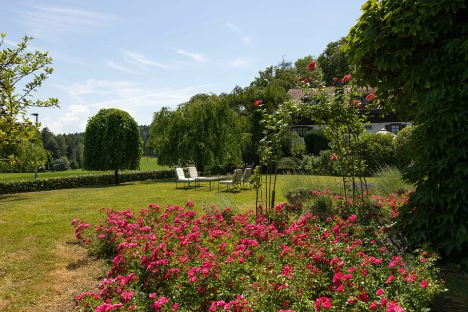 Freistehendes Einfamilienhaus mit See- und Fernsicht auf exklusiver Baulandparzelle