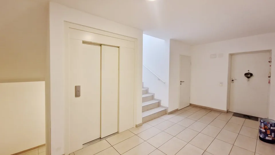 Schönes 3,5-Zimmer-Wohnung in Wohngebiet mit überdachter Panoramaterrasse.