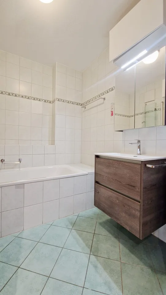 Schönes 3,5-Zimmer-Wohnung in Wohngebiet mit überdachter Panoramaterrasse.
