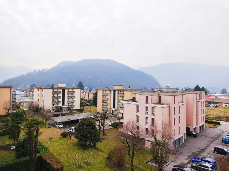 Dernier étage 4,5 rénové avec terrasses et vue sur le lac