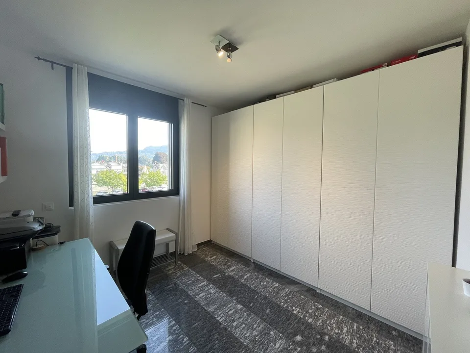 Elegant 4.5-room apartment on the top floor with two parking spaces