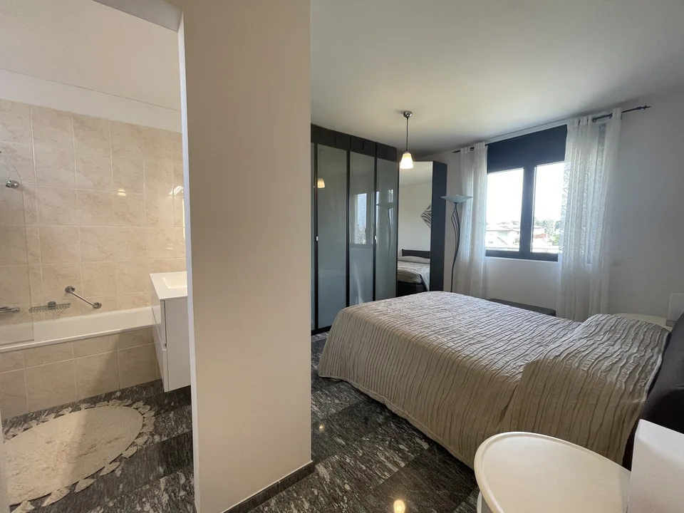 Elegant 4.5-room apartment on the top floor with two parking spaces