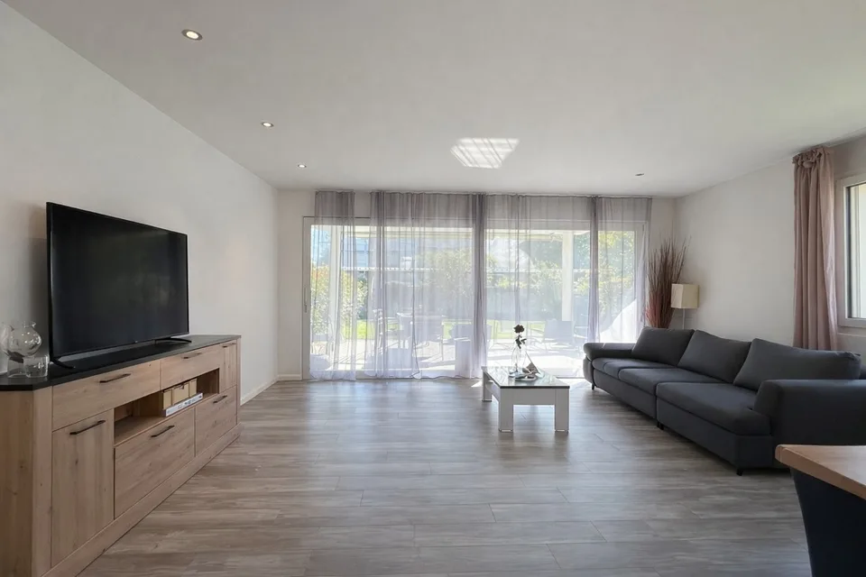 Modern 4.5-room garden apartment (118 m²) with 305 m² private garden
