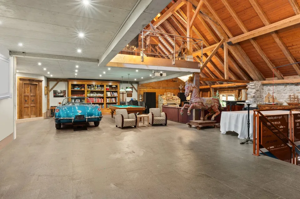 EXCEPTIONAL ESTATE WITH PANORAMIC LAKE VIEWS
