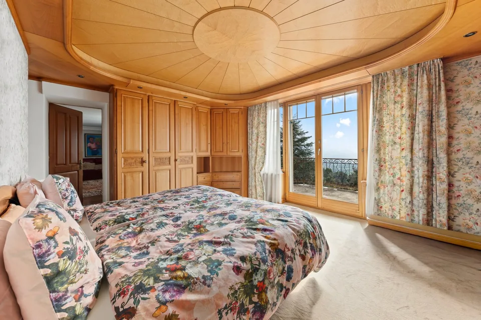 EXCEPTIONAL ESTATE WITH PANORAMIC LAKE VIEWS
