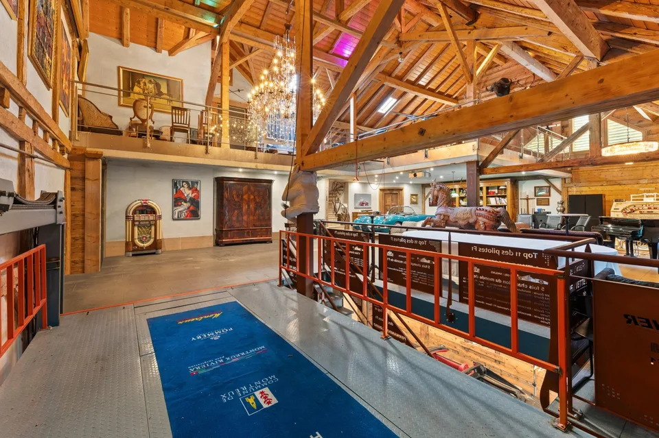 EXCEPTIONAL ESTATE WITH PANORAMIC LAKE VIEWS