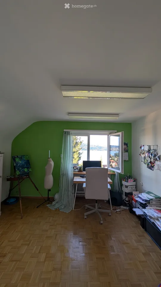 Charmant appartement 3 pièces au dernier étage avec vue imprenable sur le lac à Oberrieden
