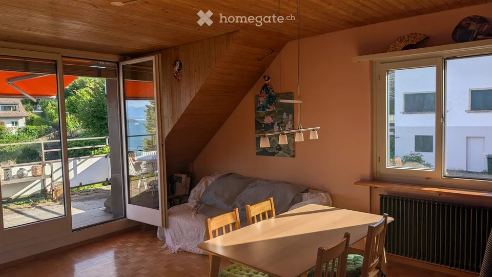 Charmant appartement 3 pièces au dernier étage avec vue imprenable sur le lac à Oberrieden