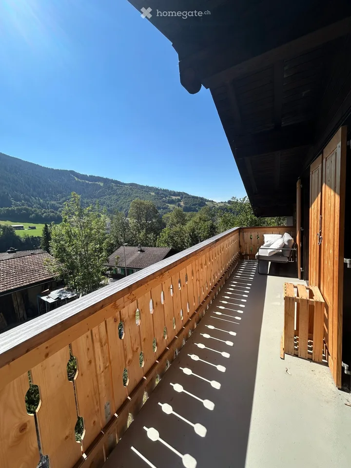 Charmante 3.5-Zimmer-Dachwohnung mit Bergblick in Serneus