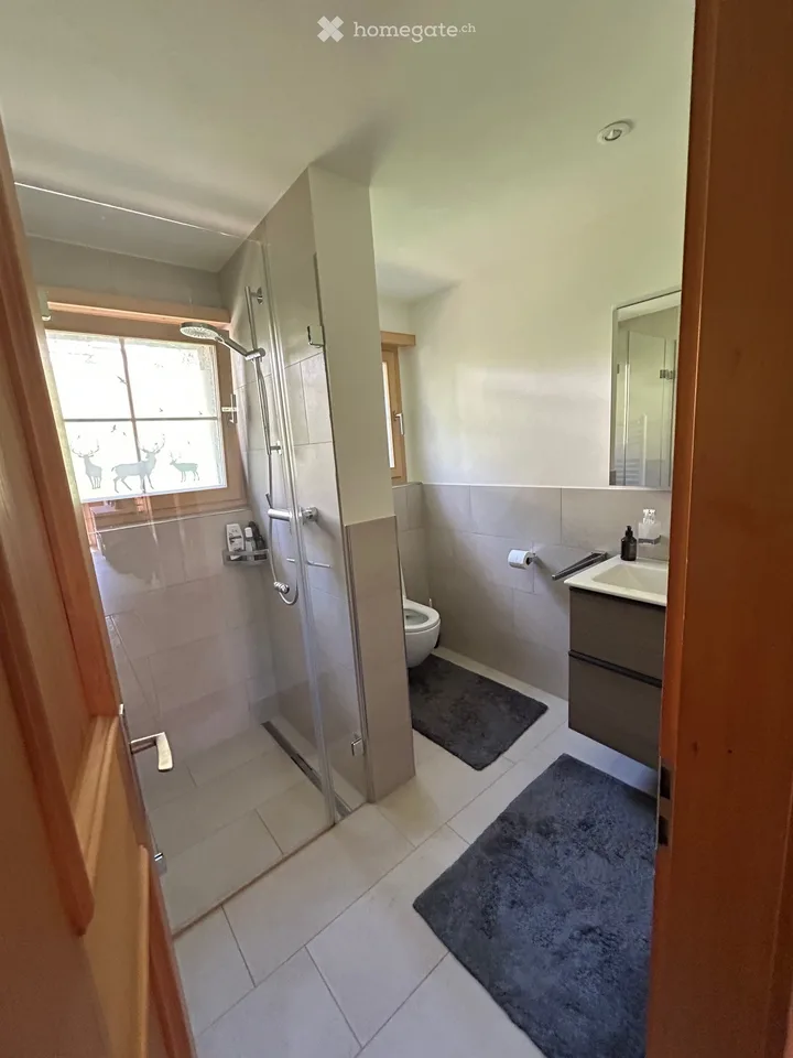 Charmant appartement de 3,5 pièces en mansarde avec vue sur les montagnes à Serneus