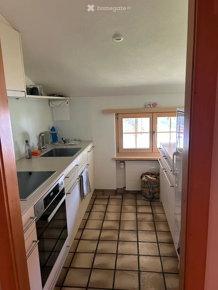 Charmant appartement de 3,5 pièces en mansarde avec vue sur les montagnes à Serneus