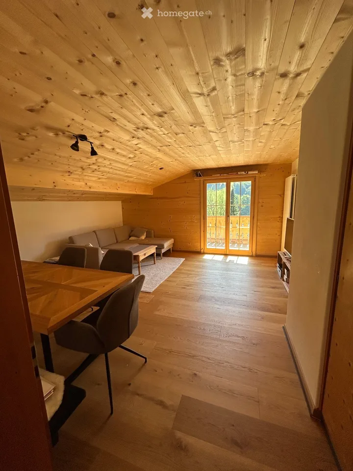 Charmant appartement de 3,5 pièces en mansarde avec vue sur les montagnes à Serneus
