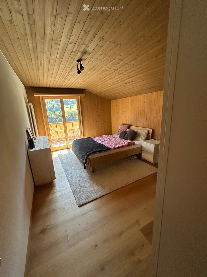Charmant appartement de 3,5 pièces en mansarde avec vue sur les montagnes à Serneus