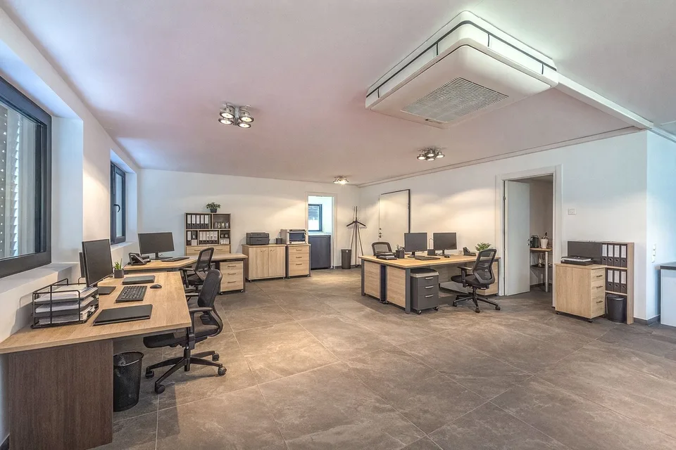 Ufficio open space a Massagno con vetrine su strada e 3 posti auto