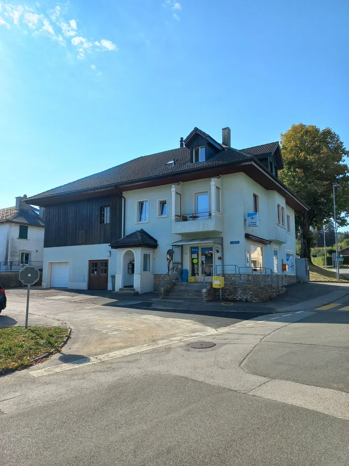 A vendre:  Maison avec magasin et deux appartements