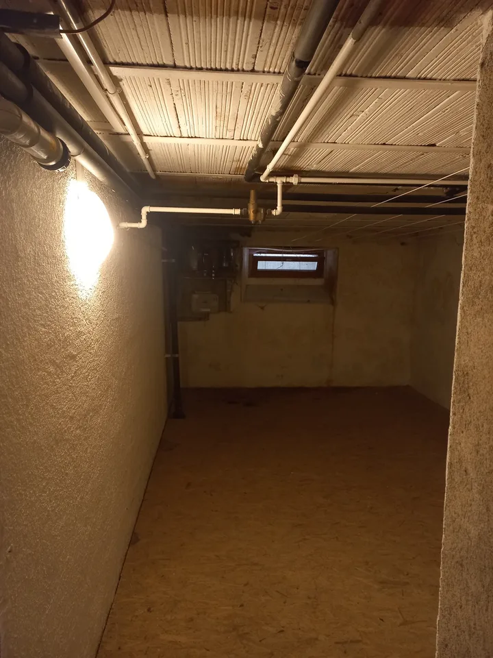 A vendre:  Maison avec magasin et deux appartements