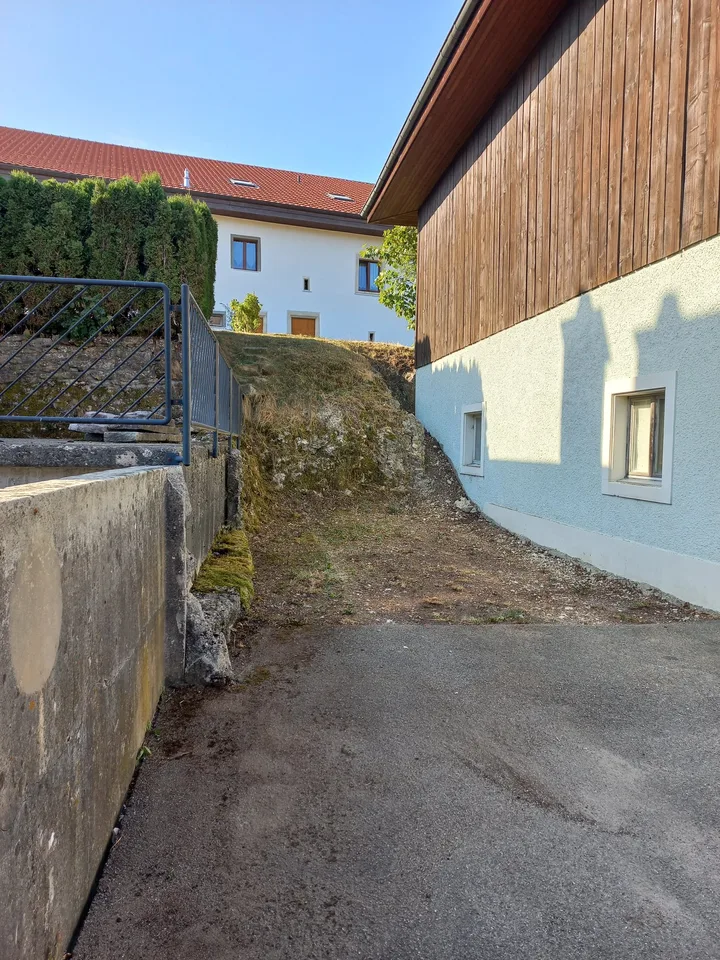 A vendre:  Maison avec magasin et deux appartements