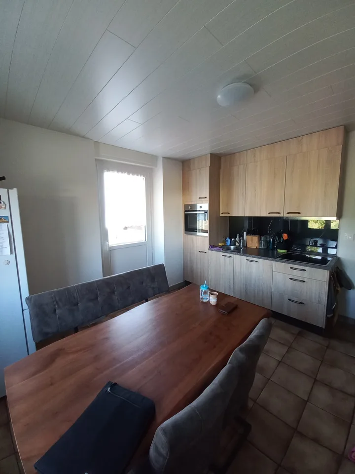 A vendre:  Maison avec magasin et deux appartements