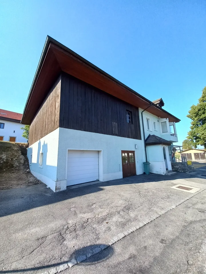 A vendre:  Maison avec magasin et deux appartements