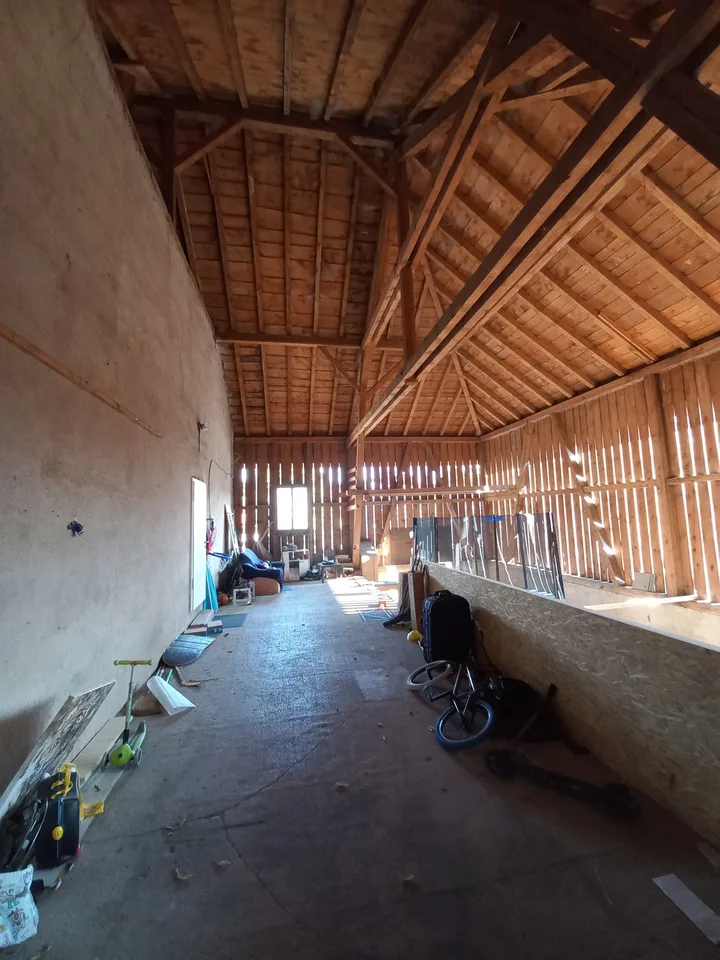 A vendre:  Maison avec magasin et deux appartements