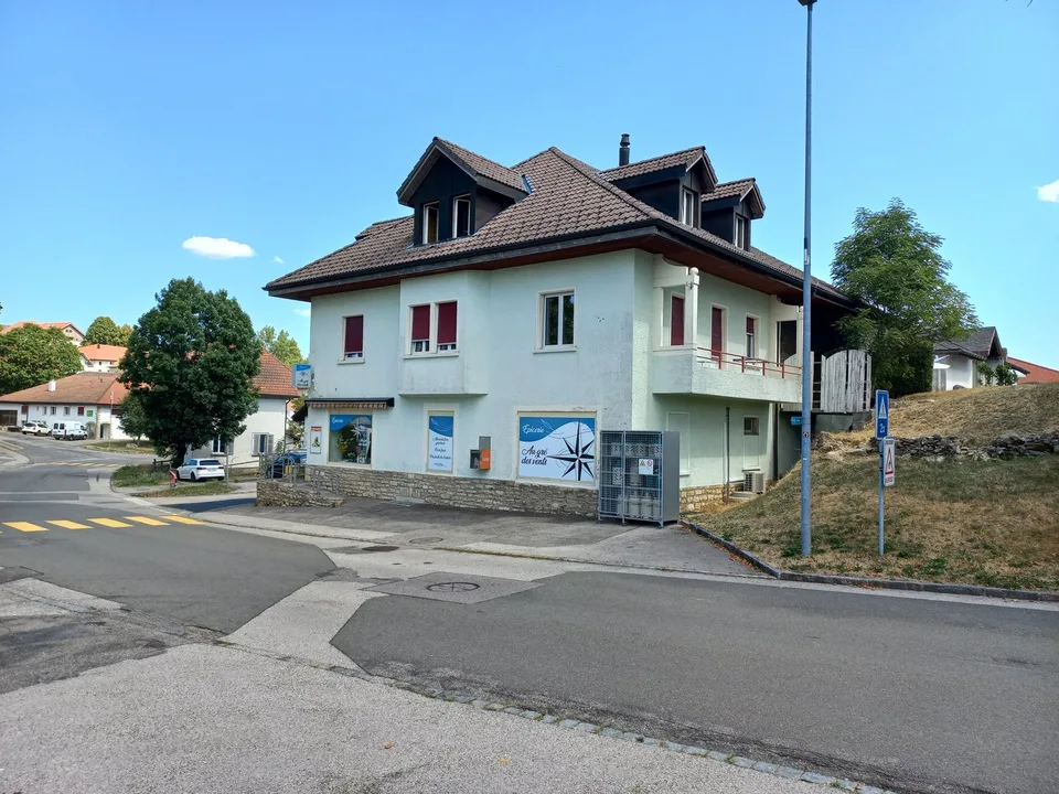 A vendre:  Maison avec magasin et deux appartements
