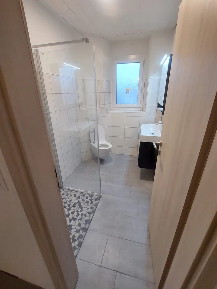 A vendre:  Maison avec magasin et deux appartements