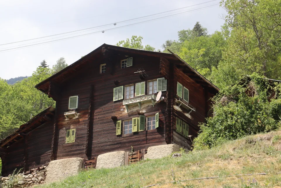Walliser Zweifamilienhaus