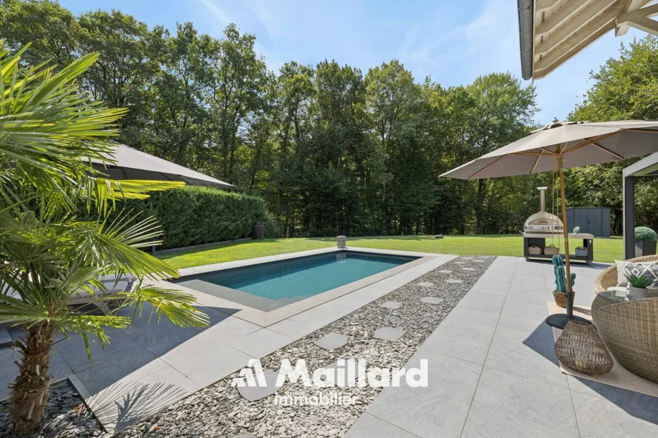 Moderne Villa mit Pool in außergewöhnlicher Naturlandschaft