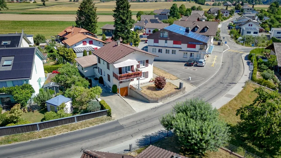 Charmantes Zweifamilienhaus mit zwei 4-Zimmer Wohnungen im Dorfkern
