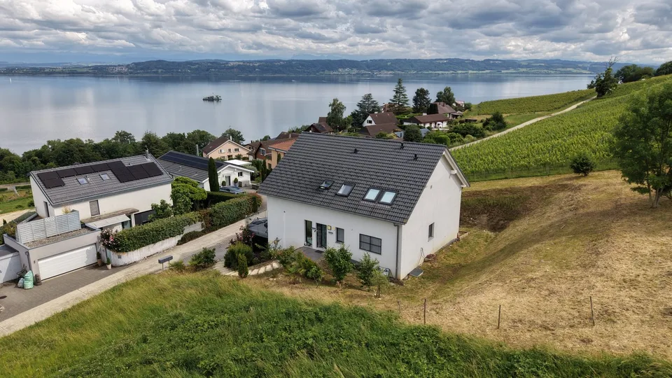 Maison récente de trois appartements avec vue sur le lac