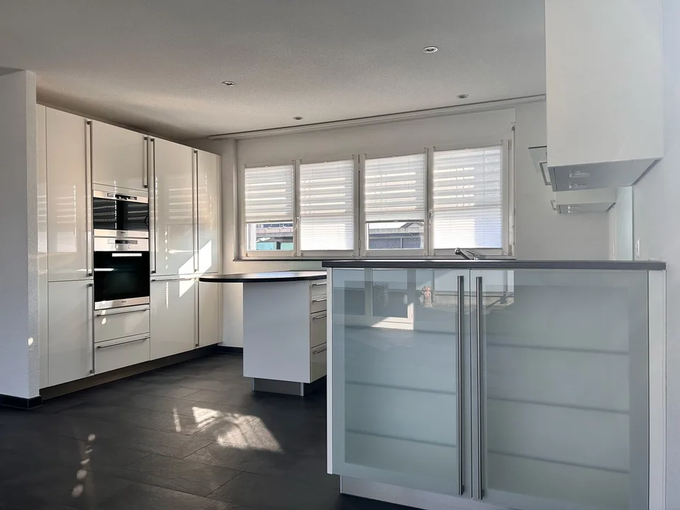 Sunny 4.5-room attic apartment with parking space