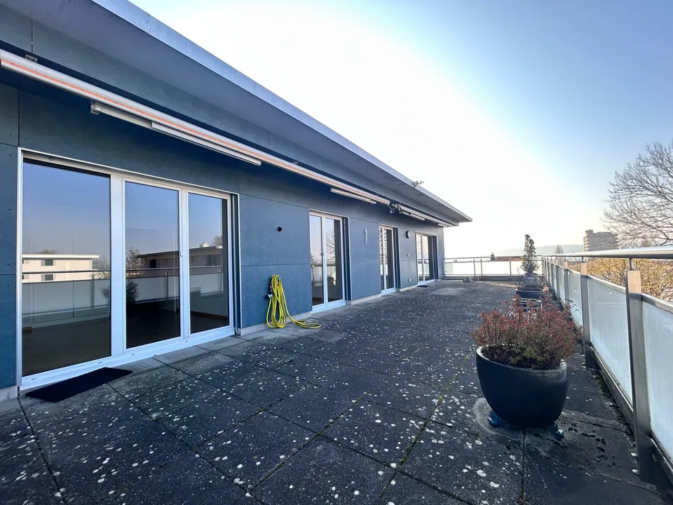 Sunny 4.5-room attic apartment with parking space