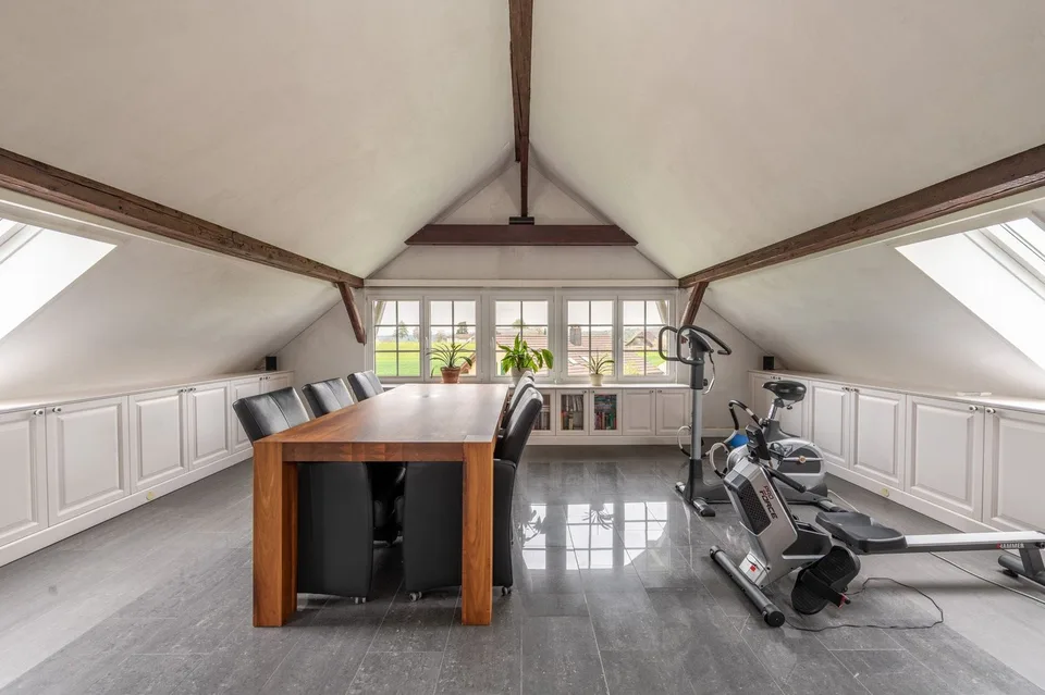 240 m² full of possibilities - spacious family house with garden