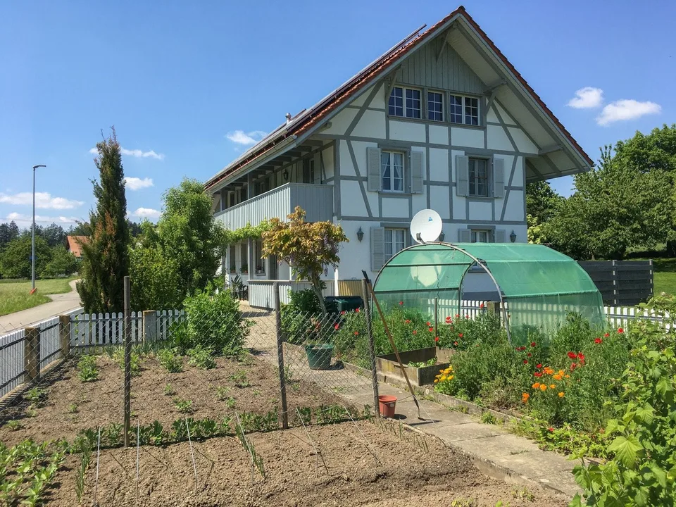 240 m² full of possibilities - spacious family house with garden