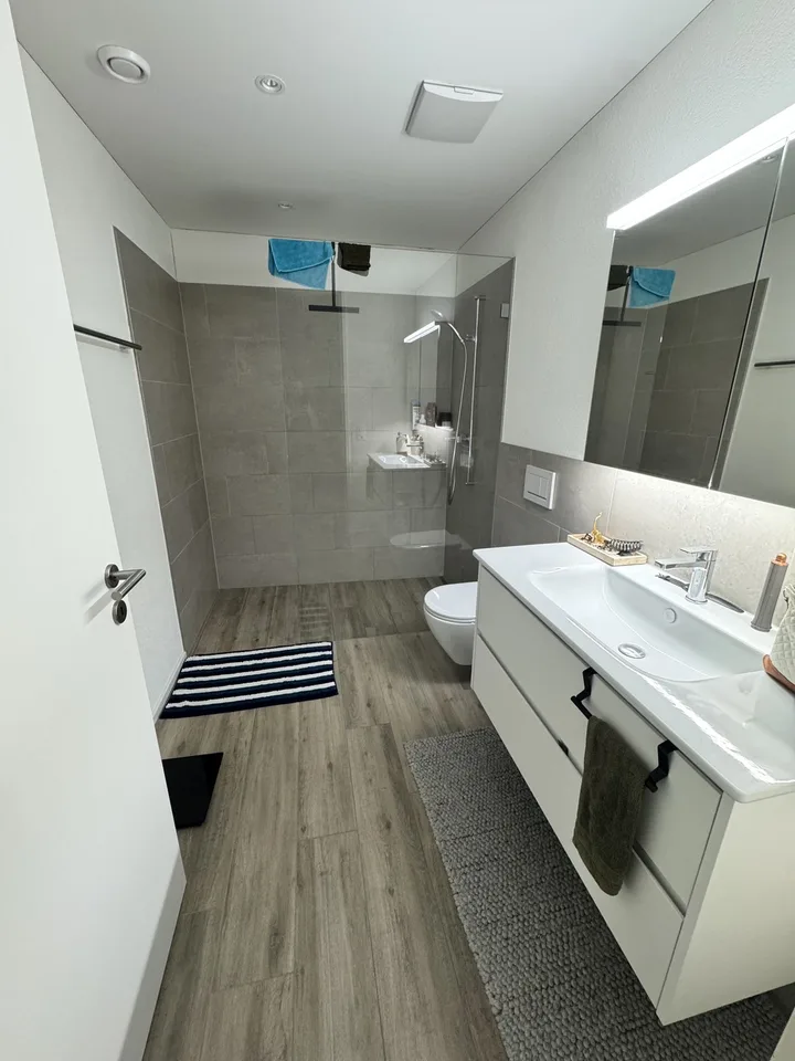 Modern 2.5-room apartment with large covered seating area in Wangen SZ