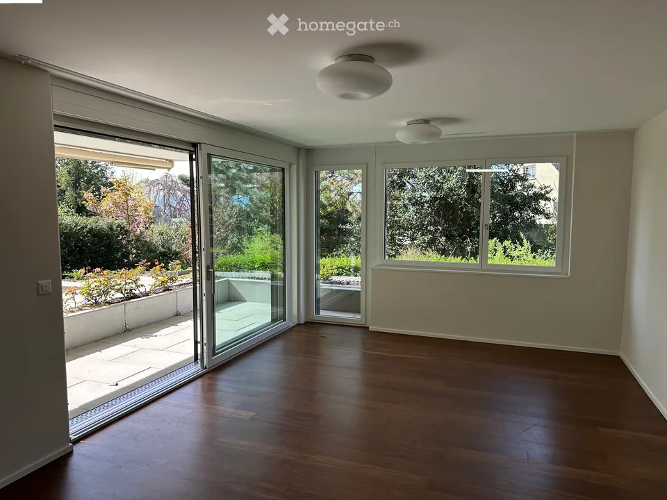 Moderne 2.5-Zimmer-Wohnung mit Balkon und Sauna an ruhiger Lage in Zürich 8044