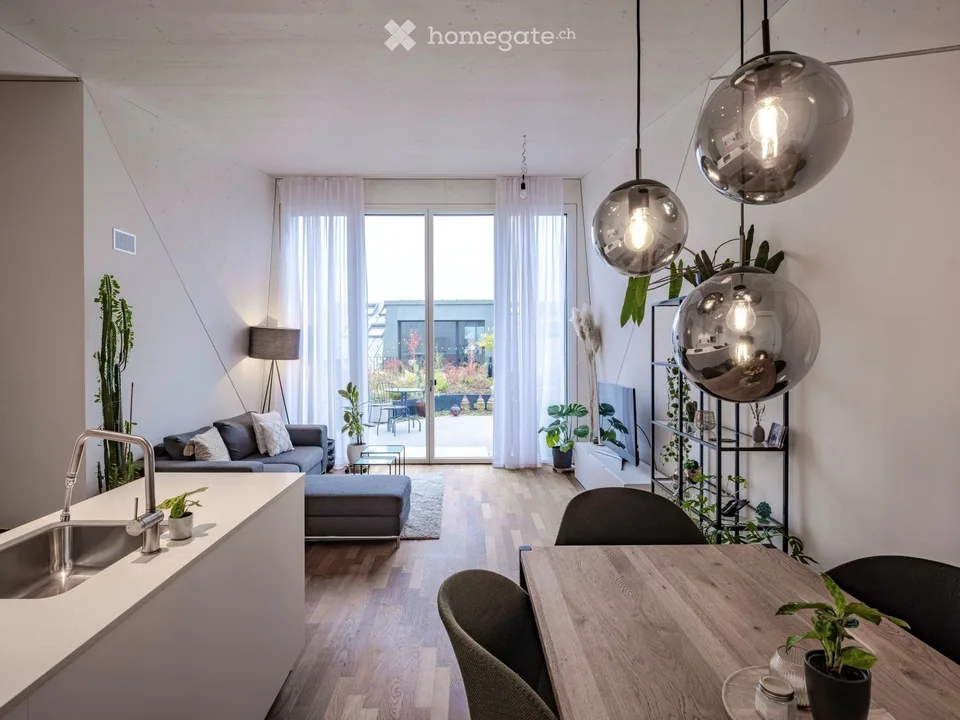 Befristet, möbliert: Moderne Maisonette mit Dachgarten