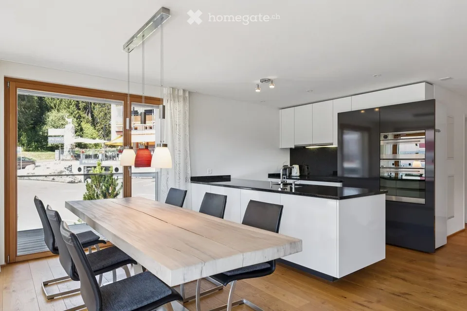 Grosszügige 4.5 ZWG mit Südwest-Balkon und Bergsicht (Zweitwohnung möglich)