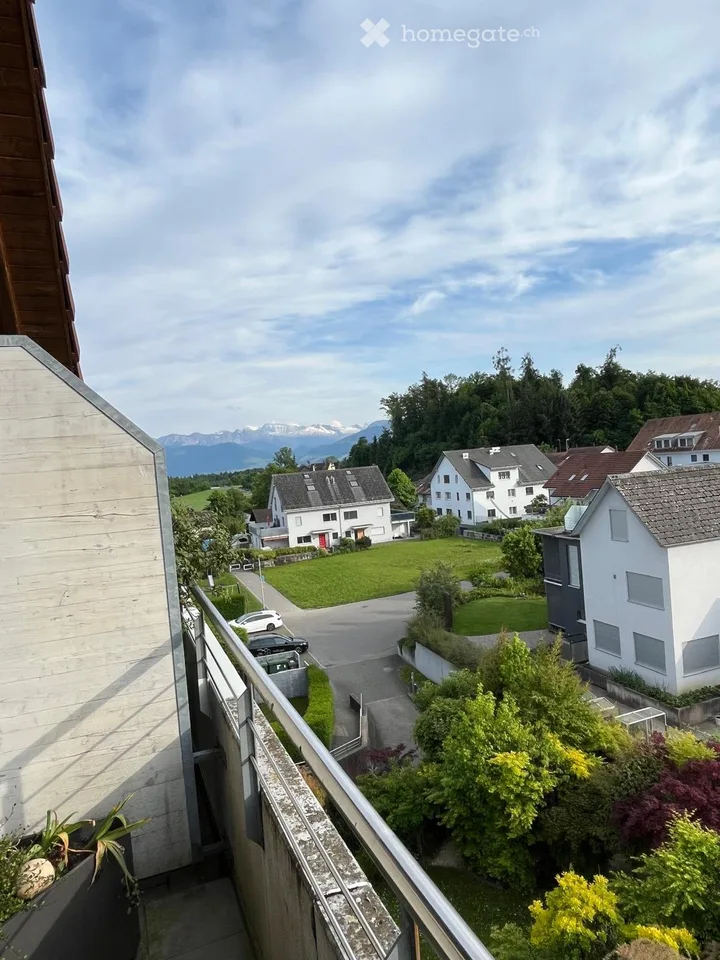 Très beau 3.5 pièces avec balcon couvert dans un endroit calme au cœur de Bubikon