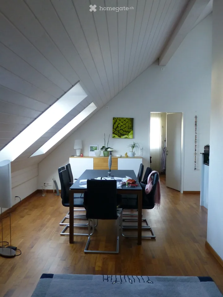 Très beau 3.5 pièces avec balcon couvert dans un endroit calme au cœur de Bubikon